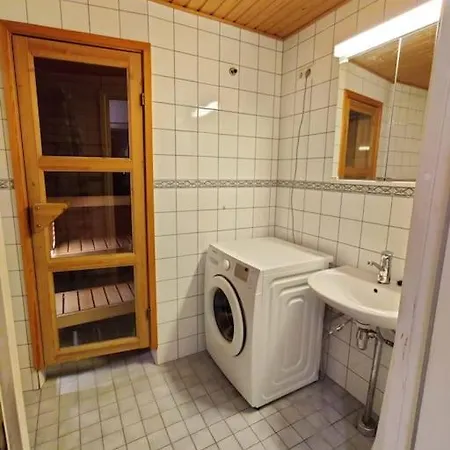 Kotimaailma - Avara Kolmio Saunalla Ja Meri Naekymaellae, Laehellae Helsingin Keskustaa